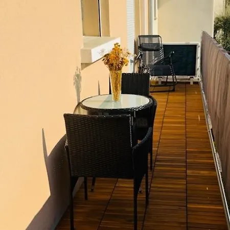 Grand Appartement Climatise شقة *